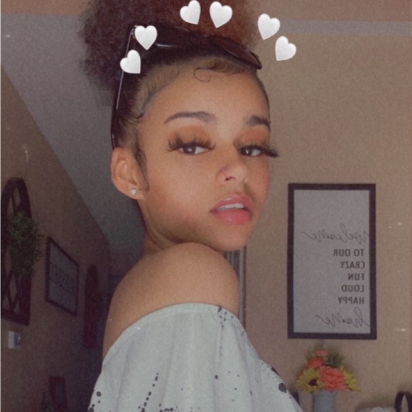 Profile Picture of Dana Flakes (@danaflakes) on Poshmark