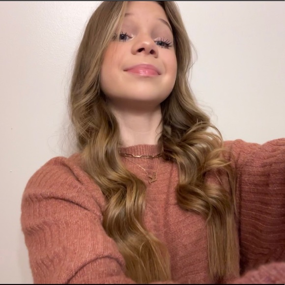 Profile Picture of Kaylee Blevins (@kayleeblevins3) on Poshmark