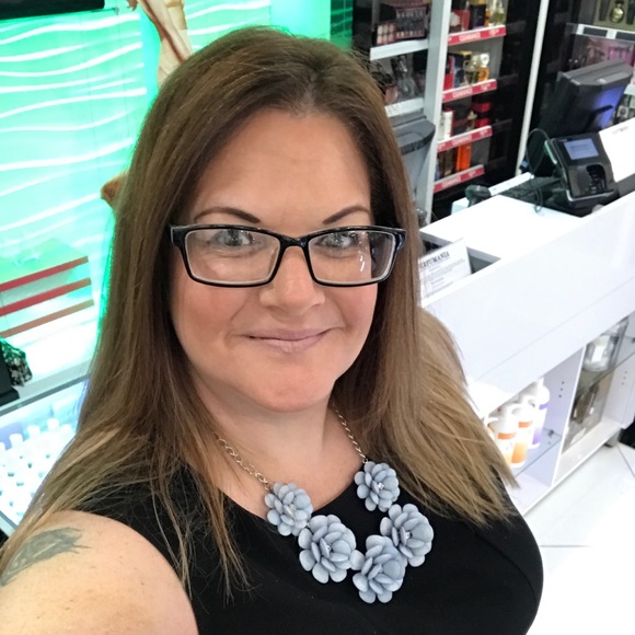 Profile Picture of Shawna Carnes (@ownit1972) on Poshmark