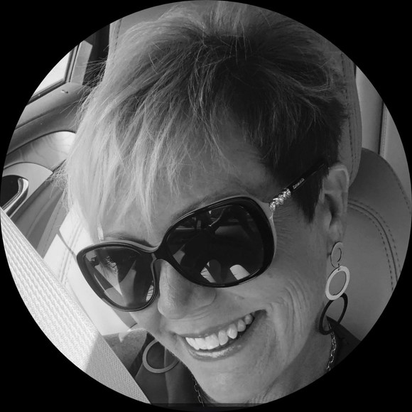 Profile Picture of Lisa Petruzzi (@lptruzz) on Poshmark