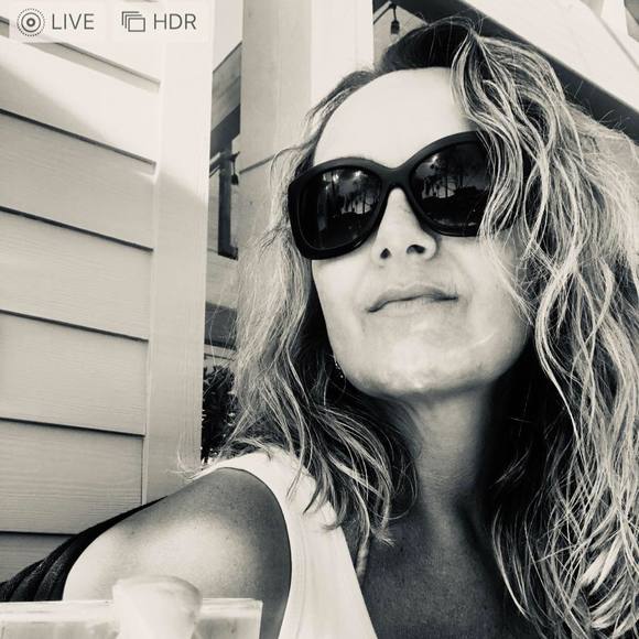 Profile Picture of Danielle Caldas (@caldasdanielle) on Poshmark