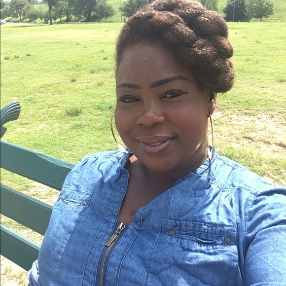 Profile Picture of Erica Heard (@eheaed) on Poshmark