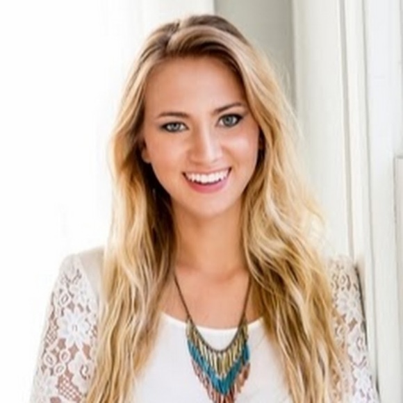 Profile Picture of Sarah Colette (@sarah_colette) on Poshmark