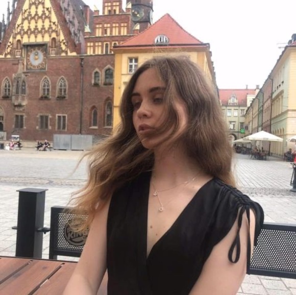 Profile Picture of Alice Andreeva (@alisa_andreeva) on Poshmark
