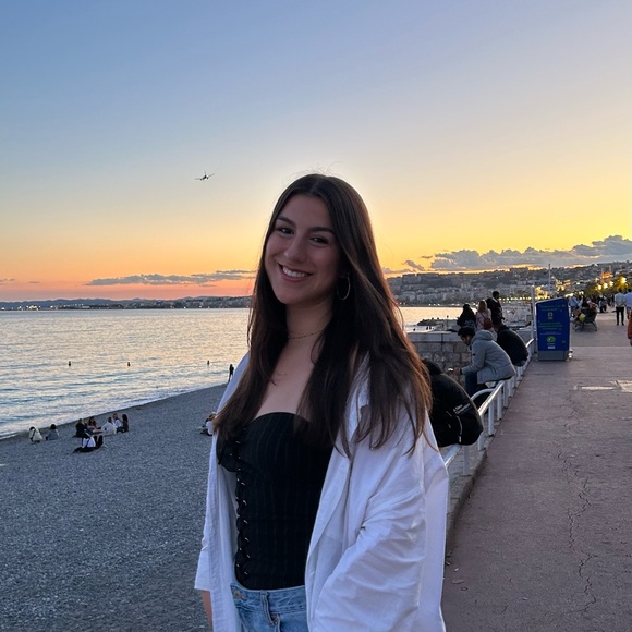 Profile Picture of Sophia Guddemi (@sophiaguddemi) on Poshmark