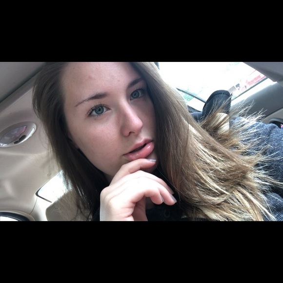 Profile Picture of Jessica Headrick (@becx21) on Poshmark