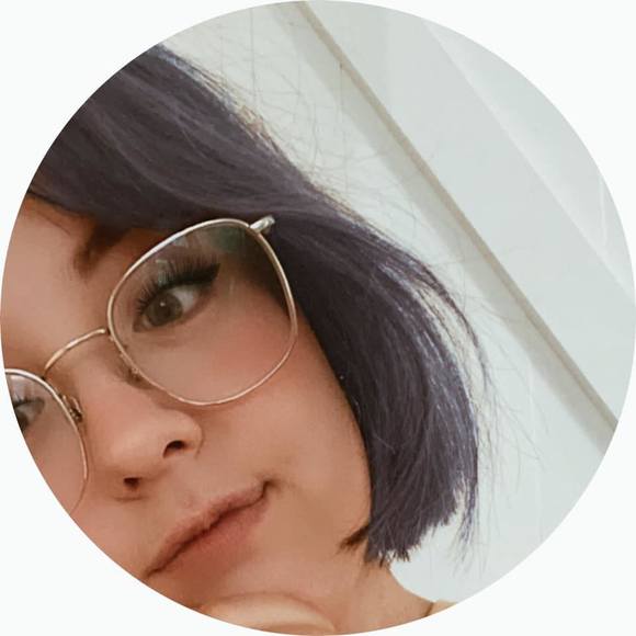 Profile Picture of Teesh Zelinka (@teeshzel) on Poshmark