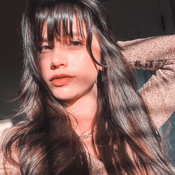 Profile Picture of Stephanie H (@likelystephanie) on Poshmark