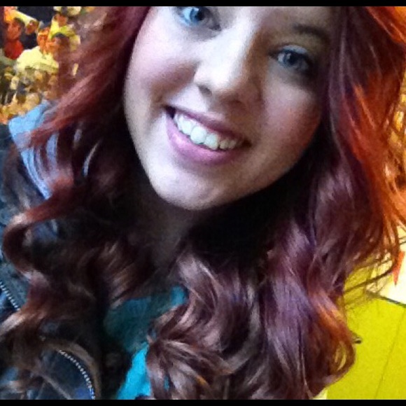 Profile Picture of Andramada Arnott (@andramadaa) on Poshmark