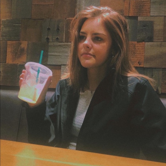 Profile Picture of Kylie Runquist (@kylierunquist) on Poshmark