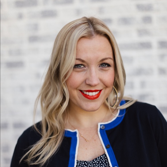 Profile Picture of Hilary Findo (@hilaryfindo) on Poshmark