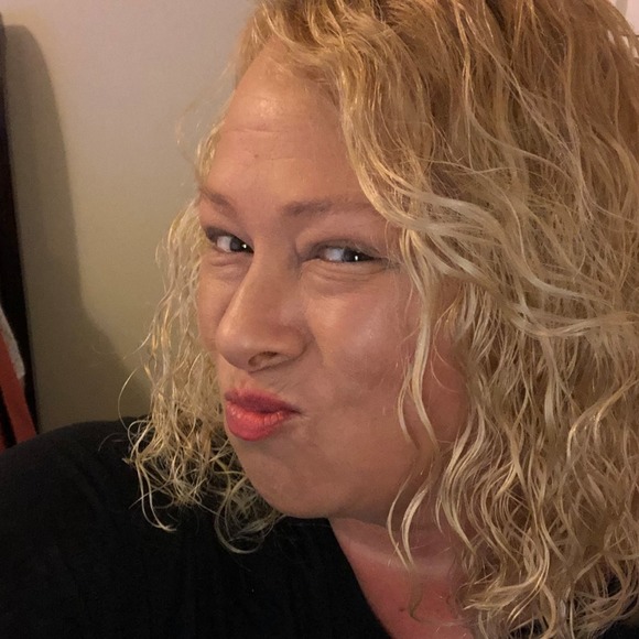 Profile Picture of Rachel Hendrich (@fhendrich) on Poshmark