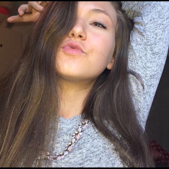 Profile Picture of Gabrielle Desrochers (@gabdesroch) on Poshmark