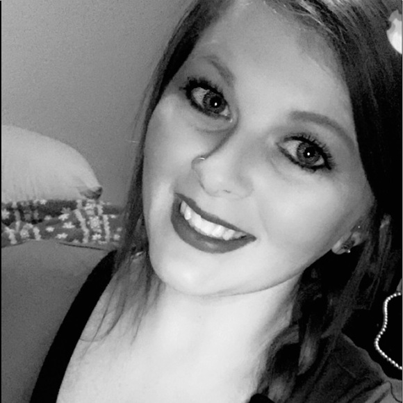 Profile Picture of Sarah Licklider (@mermaidhair85) on Poshmark