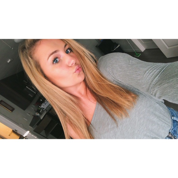 Profile Picture of Julia Hardy (@jnhardy828) on Poshmark