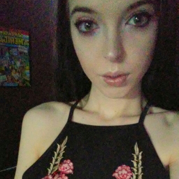 Profile Picture of Emily Munzert (@emilyalienayy) on Poshmark