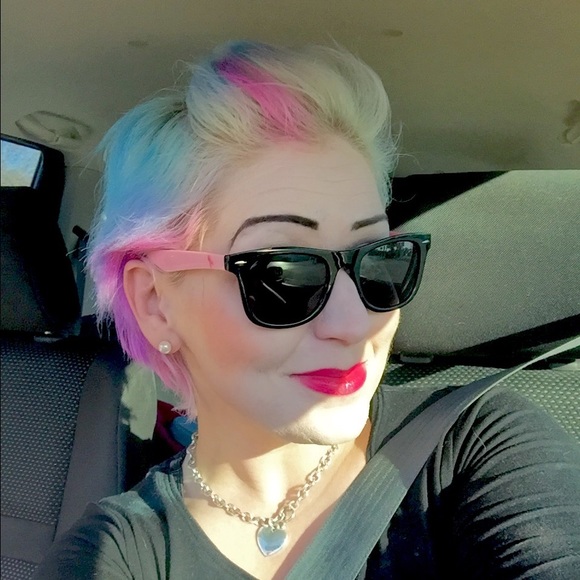 Profile Picture of Michelle Emigh (@lovesnlockets) on Poshmark