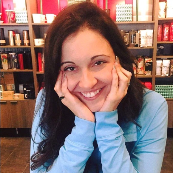 Profile Picture of Amanda Mohr (@mohr4ya94) on Poshmark