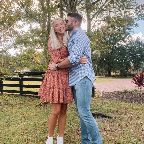 Profile Picture of Kenzi Wallschlaeger (@kenziiwall) on Poshmark