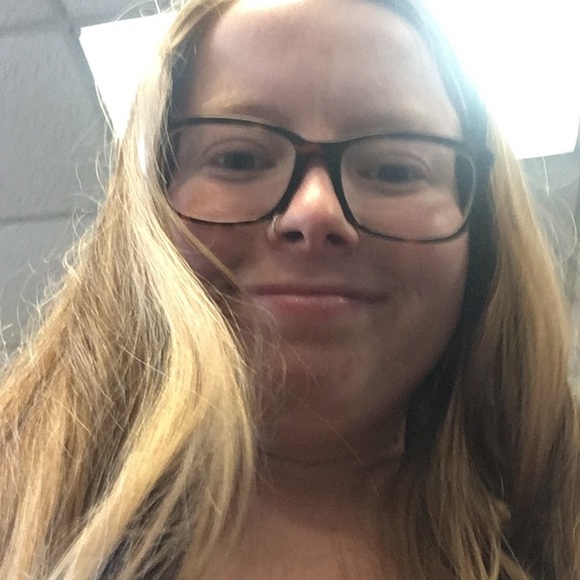 Profile Picture of Amber Senecal (@ambersenecal) on Poshmark