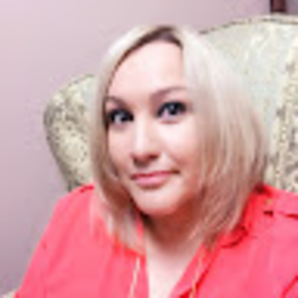 Profile Picture of Elia Mcnutt (@eliacantwo) on Poshmark