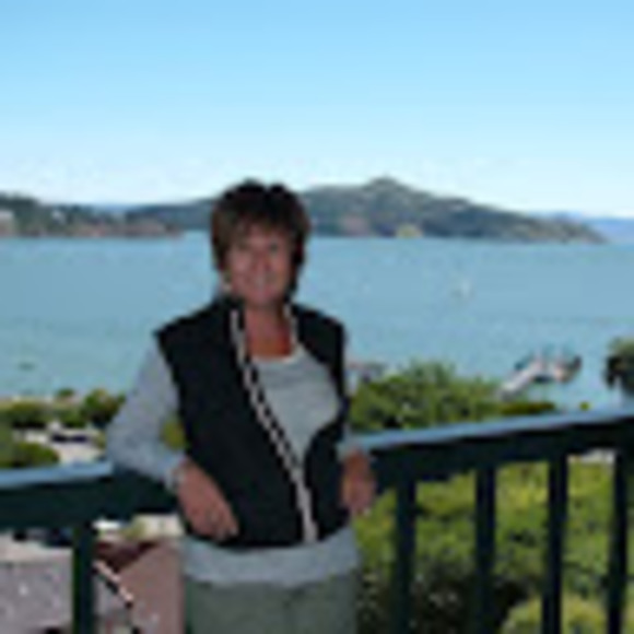 Profile Picture of Suzy Royds (@suzy_royds) on Poshmark