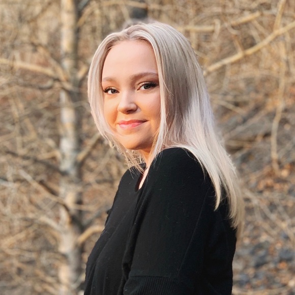 Profile Picture of Mikayla Nevenzel (@mnevenzel) on Poshmark