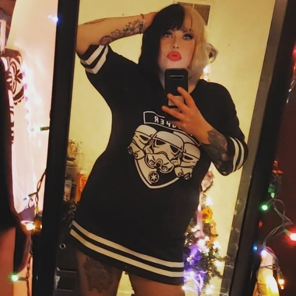 Nichole Ressler - Poshmark Profile Picture of Nichole Ressler (@nikkiressler) on Poshmark