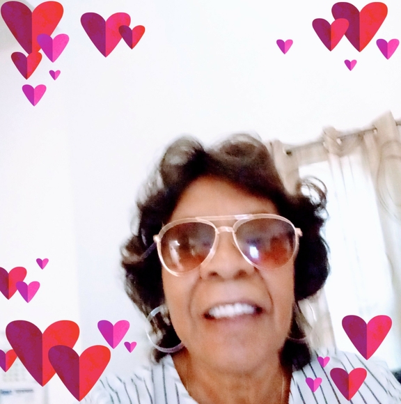 Profile Picture of Carol Singleton (@carolsingleton) on Poshmark