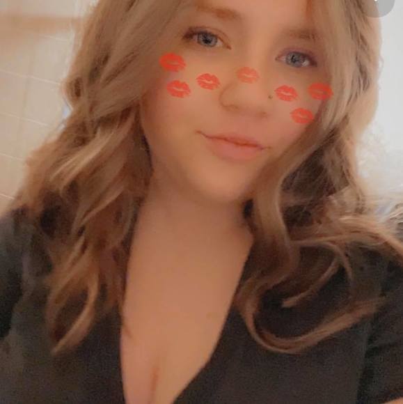 Profile Picture of Nickey Scheiderer (@nickeylynn15) on Poshmark