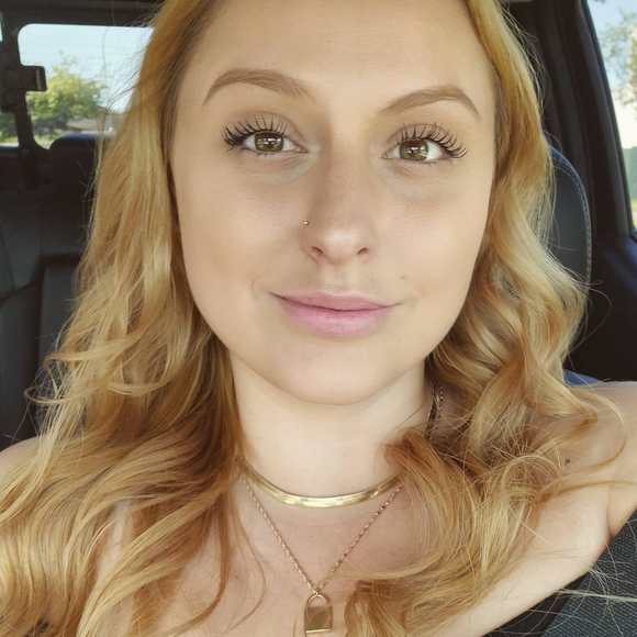 Profile Picture of Amber Morginn (@amberv_91) on Poshmark