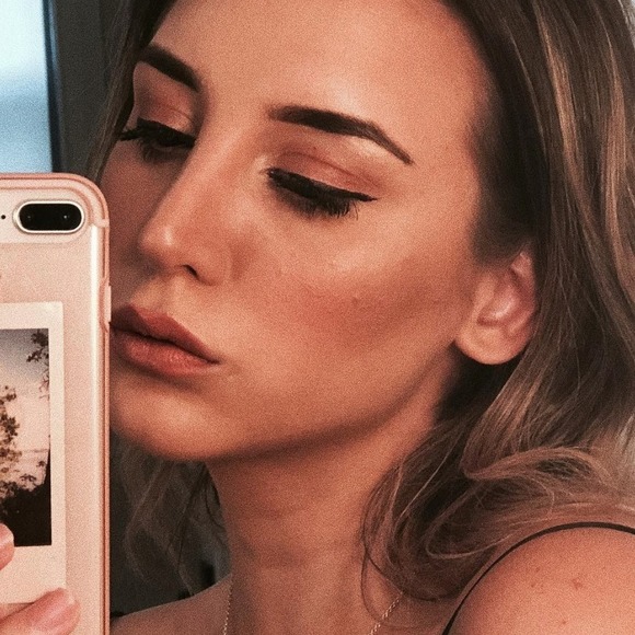 Profile Picture of Leticia Fornari (@lefornari) on Poshmark