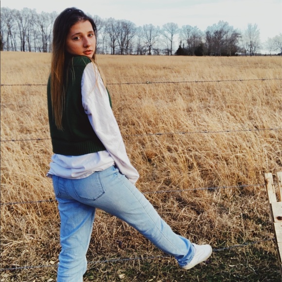 Profile Picture of Rachel Hornbuckle (@rachelnicole028) on Poshmark