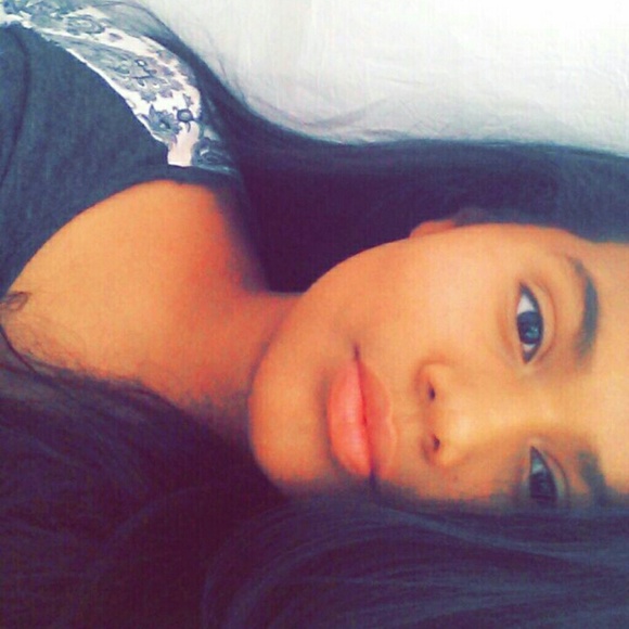 Profile Picture of Dilsia Valderama (@g0ldenshxt_) on Poshmark