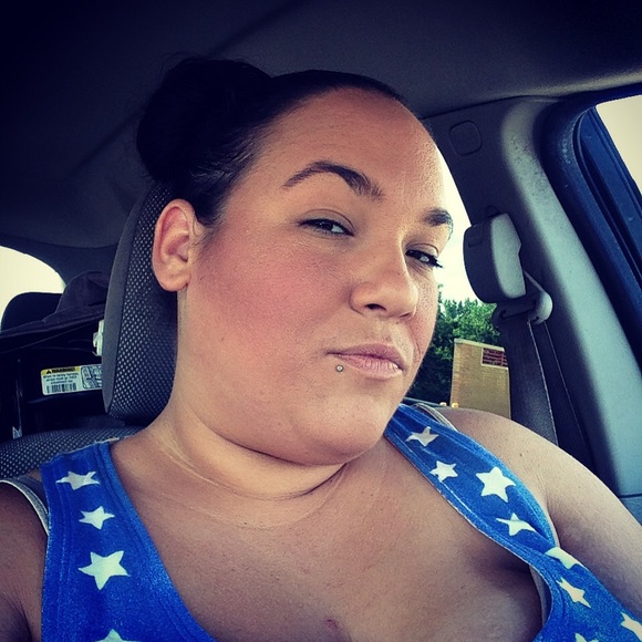 Profile Picture of Kourtney Rogers (@kourtneyrogers) on Poshmark