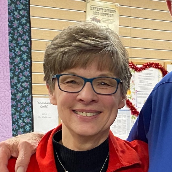 Profile Picture of Joy Struebing (@jlstruebing) on Poshmark