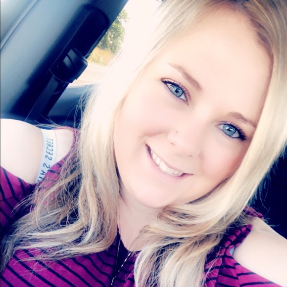 Profile Picture of Brandie Zogg (@brandiezogg) on Poshmark