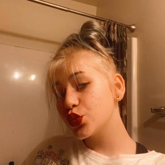 Profile Picture of Danielle Derksen (@daniellederksen) on Poshmark