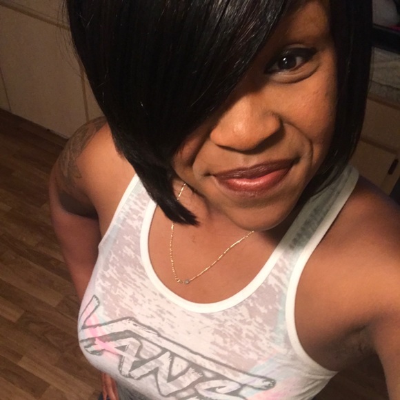 Profile Picture of Divinia Samanther (@divinia23) on Poshmark