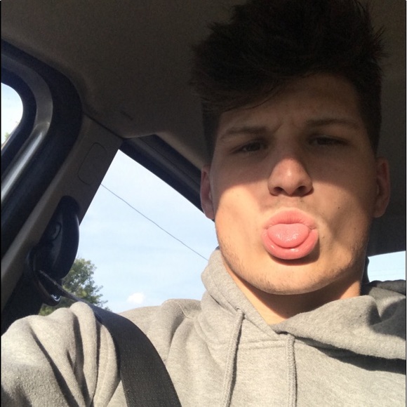 Profile Picture of Alex Rewolinski (@alex_rewolinski) on Poshmark