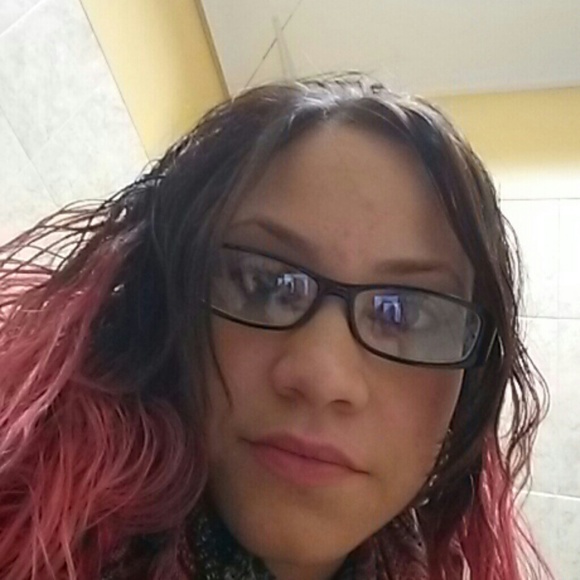 Profile Picture of Lea Castoire (@lola622) on Poshmark