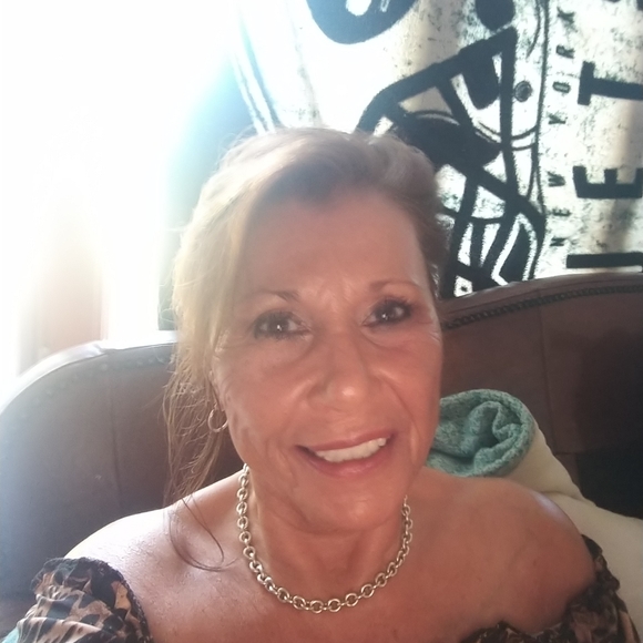 Profile Picture of Debbie Manuele (@debbie82659) on Poshmark
