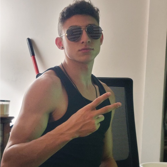 Profile Picture of Joey Carr (@joeycarr489) on Poshmark