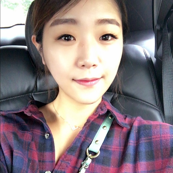 Sol Lee - Poshmark Profile Picture of Sol Lee (@sol5587) on Poshmark