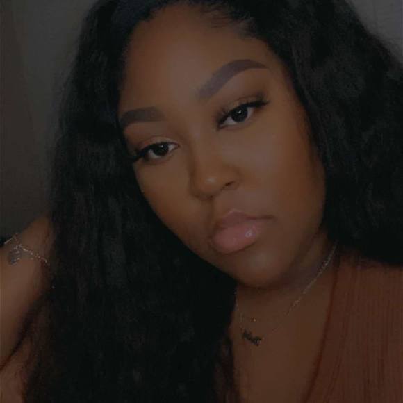 Profile Picture of Deandra Silas (@deandrasilas) on Poshmark