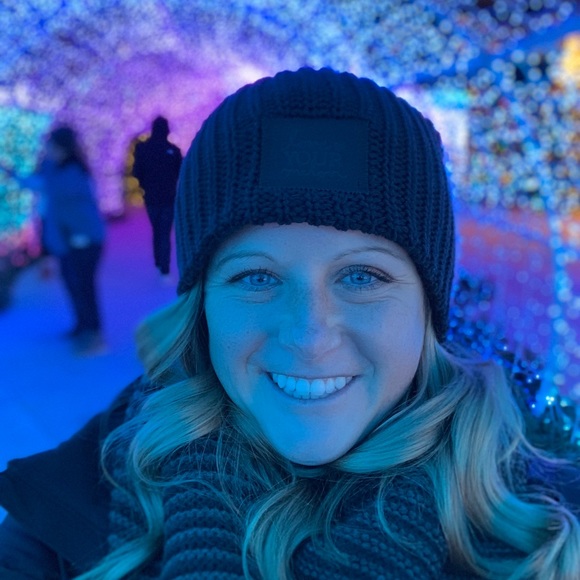 Profile Picture of Lauren Brewer (@lbrewer24) on Poshmark