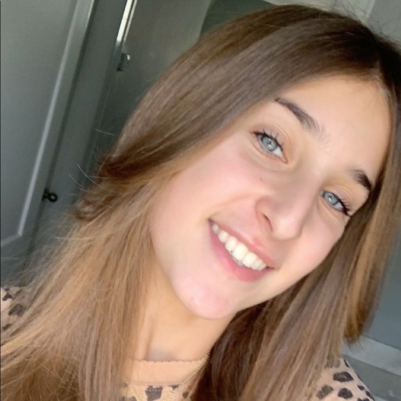 Profile Picture of Riley Vulpis (@ririvulpi) on Poshmark