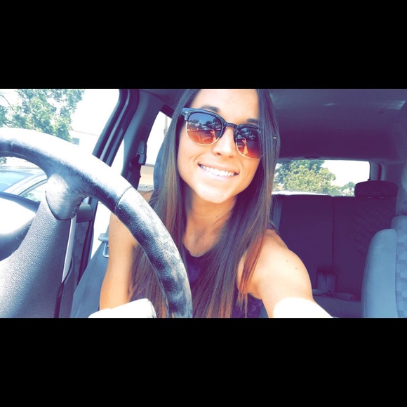 Profile Picture of Amanda Ferranti (@a_ferranti) on Poshmark