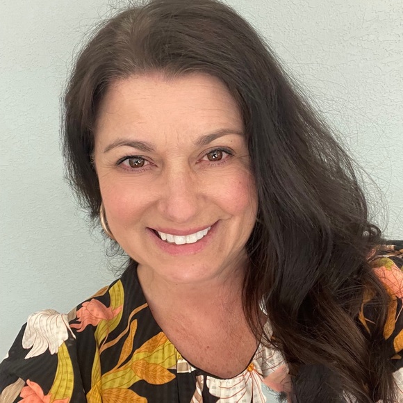 Profile Picture of Janet Barton (@bartonic) on Poshmark