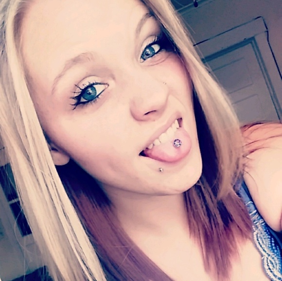 Profile Picture of Sarah Clague (@sarah_clague) on Poshmark